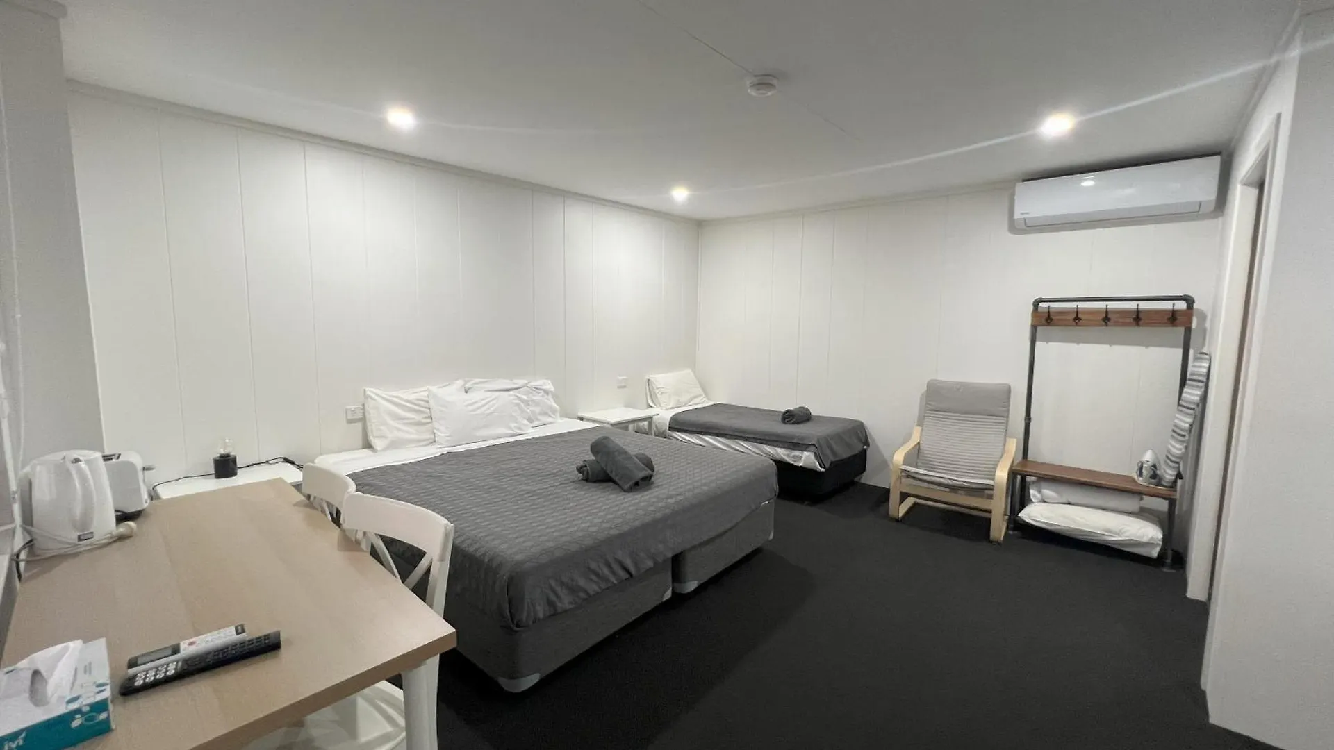 Abajaz Motel-Central-King Bed-Shaded Parking Longreach