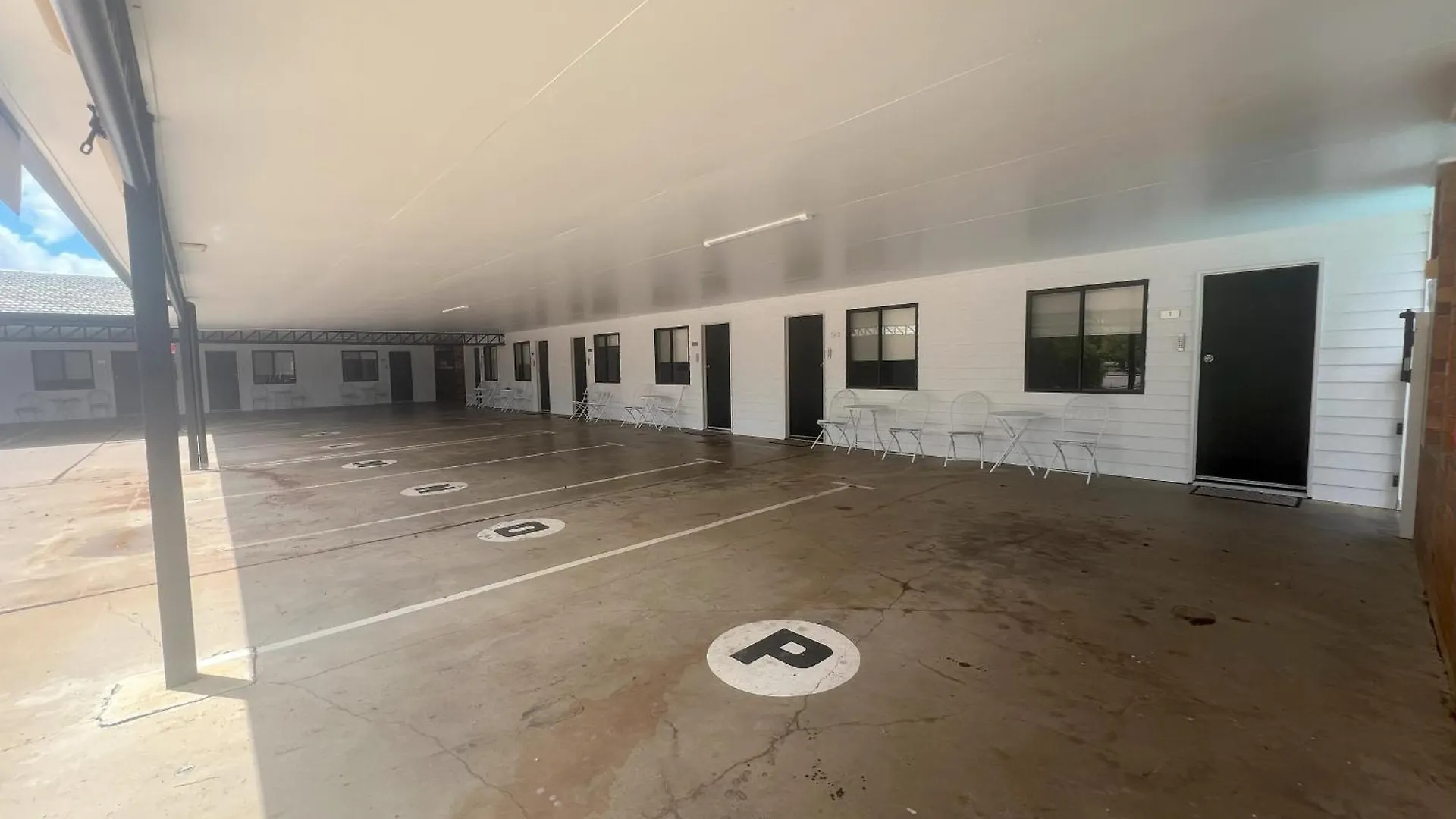 Abajaz Motel-Central-King Bed-Shaded Parking Longreach Motel